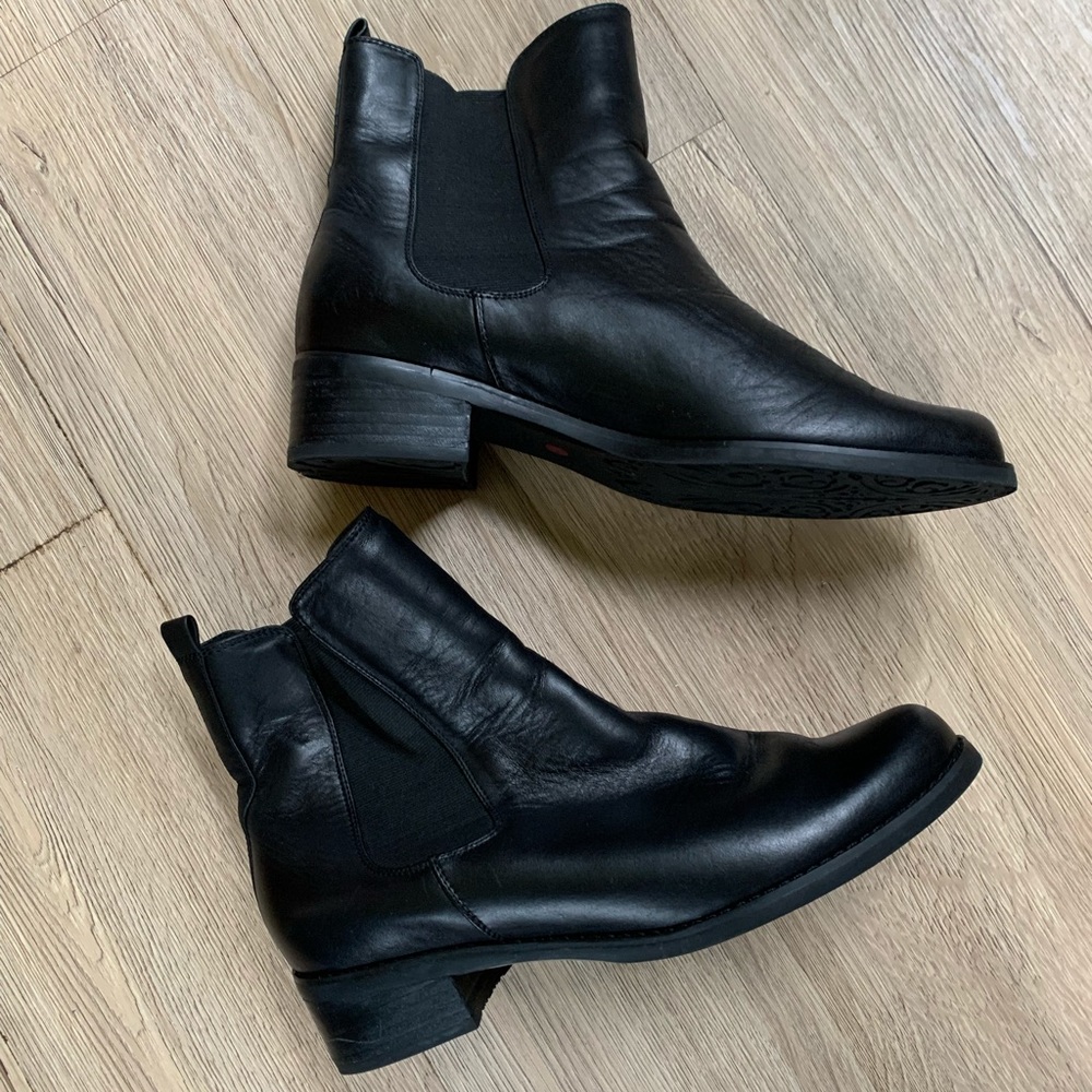Size 8 black Chelsea boot (EU 39) by Blondo